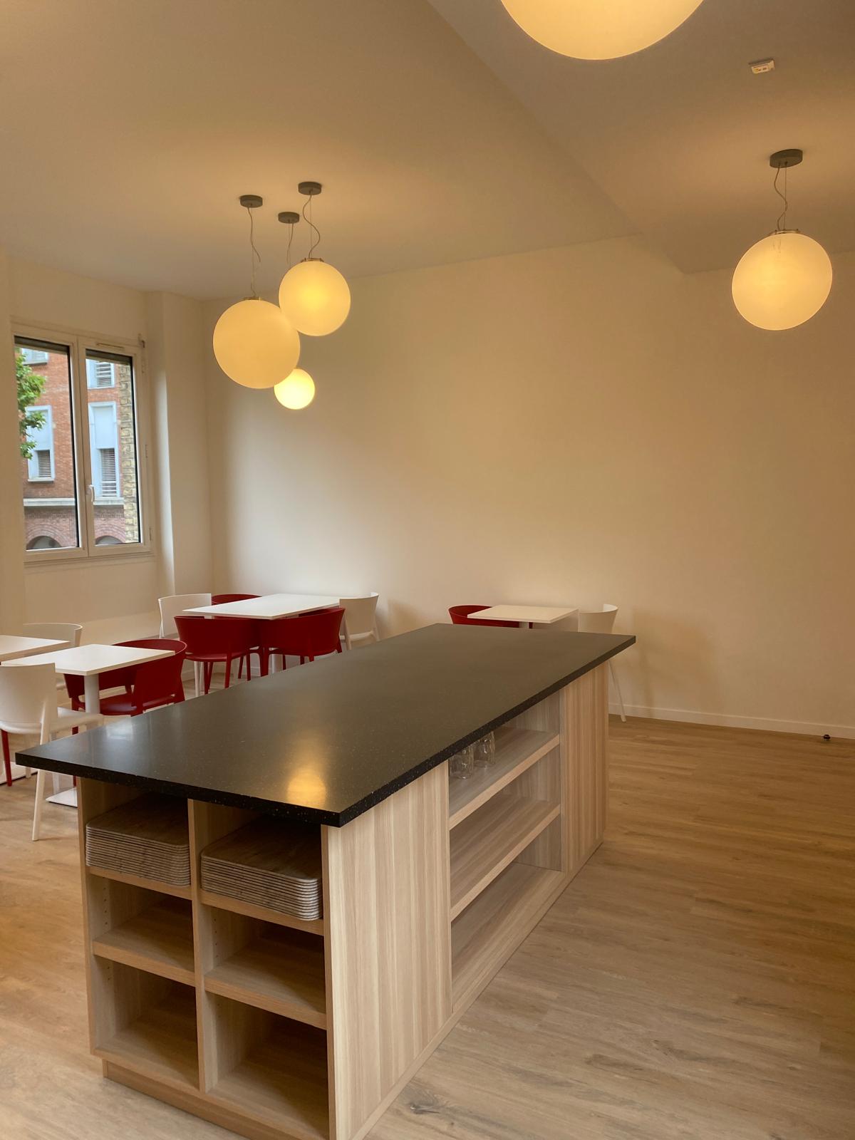 Espace repas avec sol souple imitation bois et murs repeints