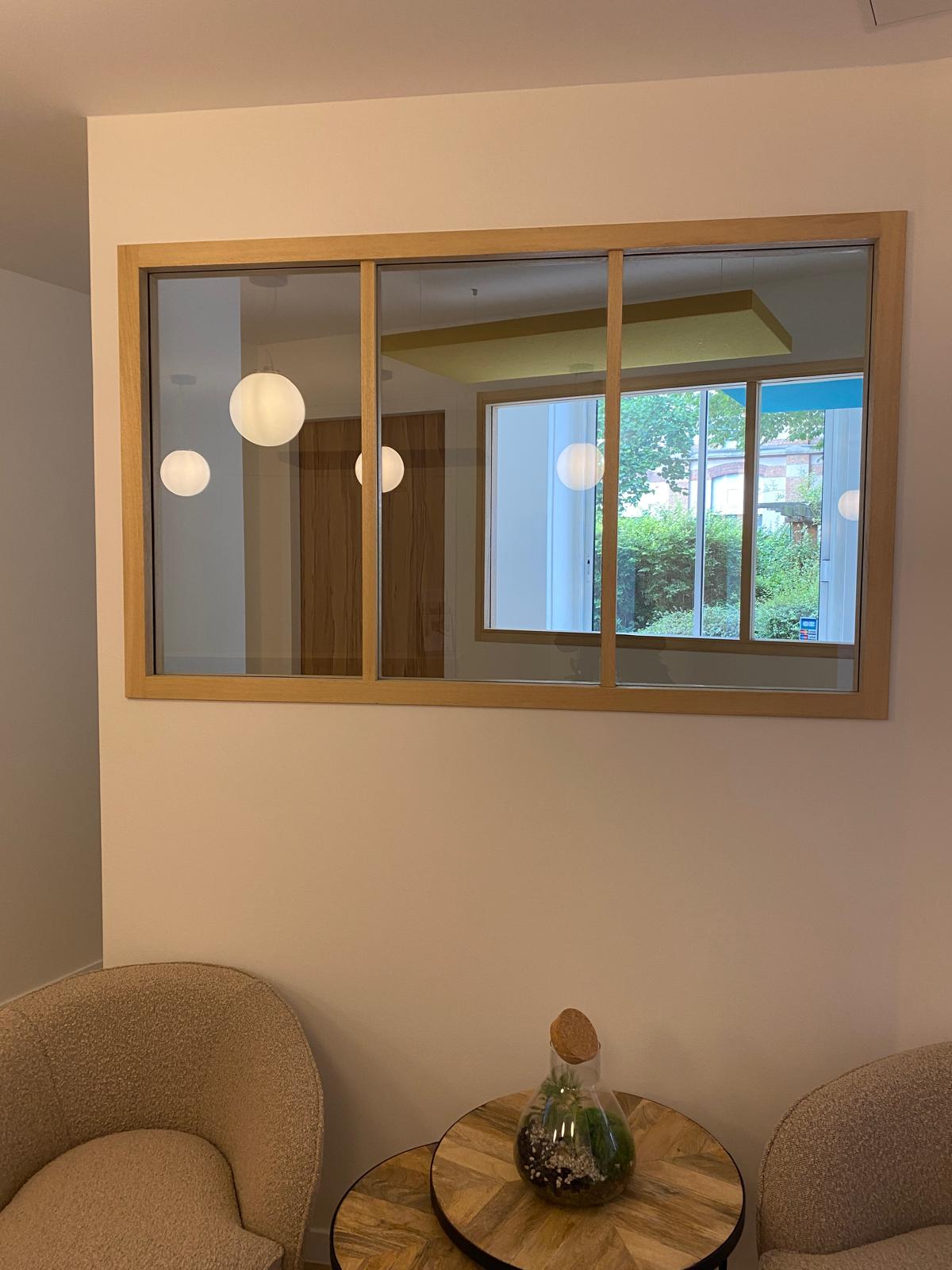 Verrière intérieure en menuiserie bois donnant sur un salon