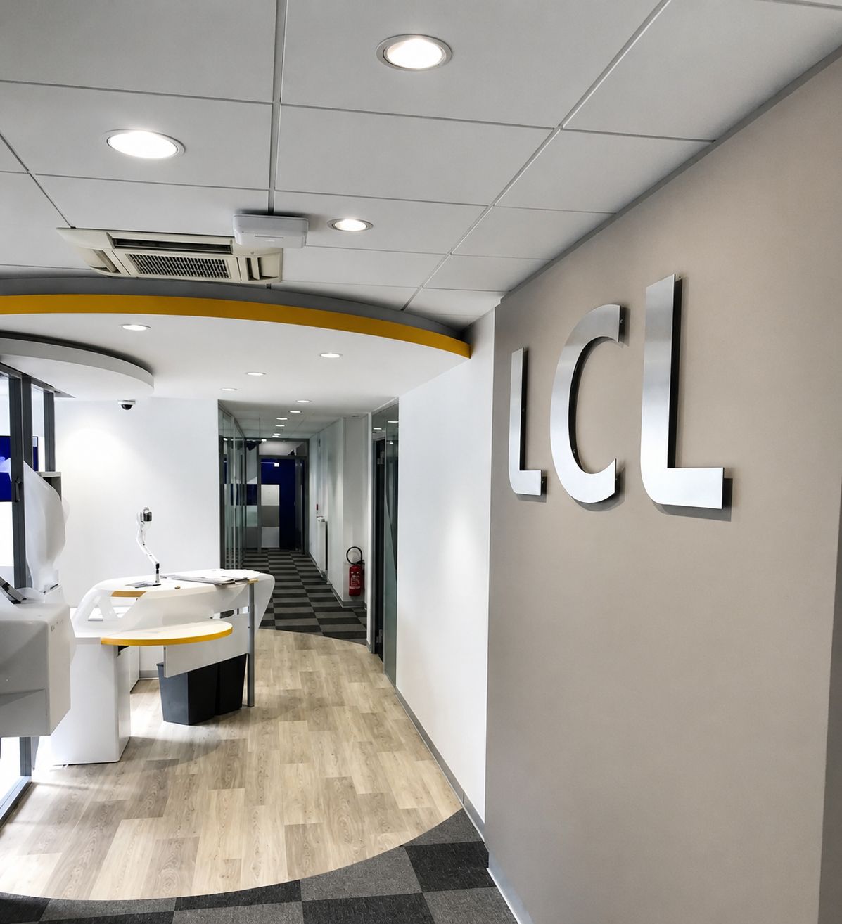 Espace d'accueil LCL rénové, enseigne murale et poste d'accueil
