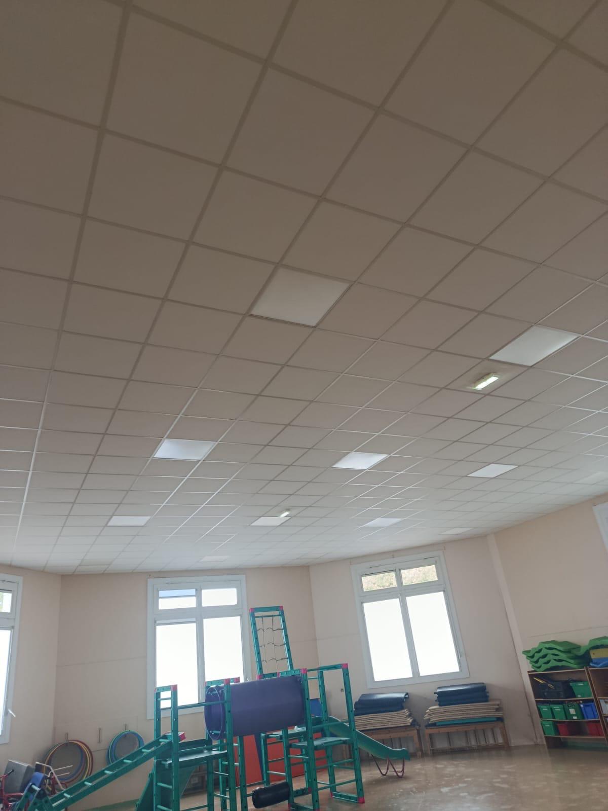 Faux plafonds neufs et éclairage encastré dans la salle de motricité